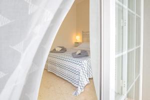 a bedroom with a bed in a room with a window at B&B Dei Musicisti in Polignano a Mare