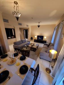 sala de estar con sofá y mesa en Burj Dubai Area - 5min Walk - Luxury 2 Bedroom Apartment, en Dubái