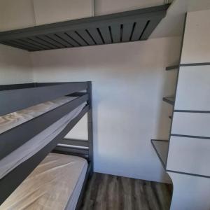 Łóżko lub łóżka w pokoju w obiekcie Bellyenmer Gruissan