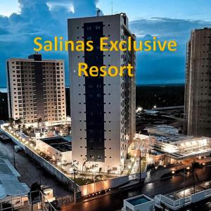 un edificio alto con le parole "sahmias resort esclusivo" di Salinas Exclusive Resort 1107, 1109, 1209 a Salinópolis