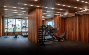 una habitación con gimnasio con cinta de correr y gimnasio en Salinas Exclusive Resort 1107, 1109, 1209, en Salinópolis