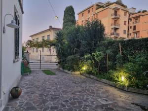 una pasarela de piedra frente a un edificio en Villa Rismondo, en Pisa