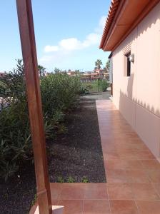 a walkway outside of a house with a building at Casa sol Origo Mare in Lajares