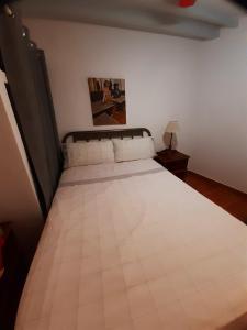 ein Schlafzimmer mit einem großen weißen Bett in einem Zimmer in der Unterkunft Isla bonita vielle ville pietonier jusqu à la plage a 1 mn in Villajoyosa