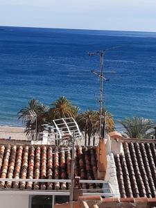 Meerblick vom Dach eines Gebäudes in der Unterkunft Isla bonita vielle ville pietonier jusqu à la plage a 1 mn in Villajoyosa