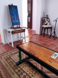ein Gemälde auf einem Tisch in einem Zimmer in der Unterkunft Isla bonita vielle ville pietonier jusqu à la plage a 1 mn in Villajoyosa