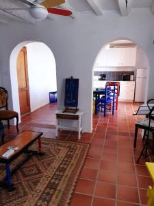 ein Wohnzimmer mit einem Tisch und einer Küche in der Unterkunft Isla bonita vielle ville pietonier jusqu à la plage a 1 mn in Villajoyosa