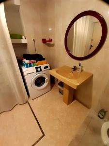 ein Badezimmer mit einem Waschbecken und einer Waschmaschine in der Unterkunft Isla bonita vielle ville pietonier jusqu à la plage a 1 mn in Villajoyosa