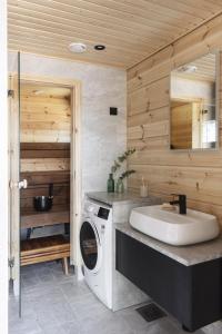 La salle de bains est pourvue d'un lave-linge et d'un lavabo. dans l'établissement Tykkimäki Resort, à Kouvola