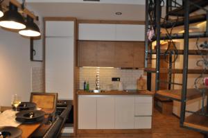 een keuken met een wastafel en een aanrecht bij Garnet Star Apartments, Kopaonik, apartman br.3. in Kopaonik