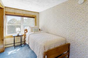sypialnia z łóżkiem i oknem w obiekcie Bayview Retreat w mieście Bowdoinham