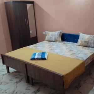 duże łóżko w pokoju z: w obiekcie Axar Complex (1BHK) w mieście Anand