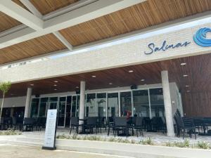薩利諾波利斯的住宿－Salinas Exclusive Resort 1107, 1109, 1209，周六的商店外面有桌椅