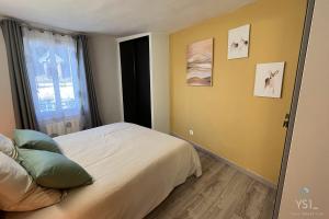 1 dormitorio con cama y ventana en Le Saint-Antoine par Your Sweet Loc en Compiègne