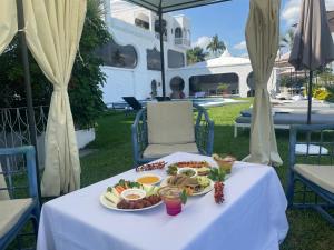 特誇斯奎克蒂恩的住宿－Marina Palace Teques，一张桌子上放着一盘食物