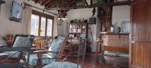 - un salon avec des chaises et une cheminée en briques dans l'établissement Casa campestre – Lago azul, à Villa Parque Siquiman