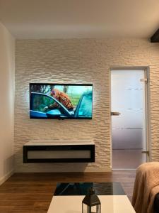 Televízia a/alebo spoločenská miestnosť v ubytovaní Apartament BB na Halnej