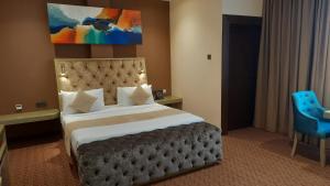 Tempat tidur dalam kamar di Viluxey City Hotel
