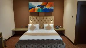 Tempat tidur dalam kamar di Viluxey City Hotel