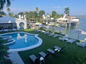 特誇斯奎克蒂恩的住宿－Marina Palace Teques，享有带游泳池的度假村的空中景致