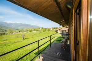 einen Balkon eines Hauses mit Blick auf ein Feld in der Unterkunft La Hospedería Del Silencio in Robledillo de la Vera