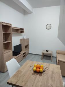 una habitación con una mesa con un bol de fruta en ella en Ana Belgrade Apartments, en Belgrado