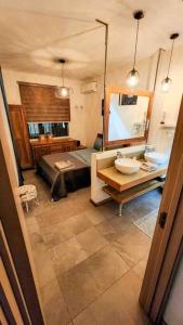 łazienka z umywalką, łóżkiem i lustrem w obiekcie Mungur villa w mieście Flic-en-Flac