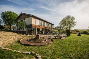 un bâtiment avec un jardin en face dans l'établissement La Hospedería Del Silencio, à Robledillo de la Vera