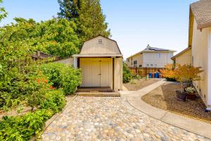 una pequeña casa con una puerta amarilla en un patio en Wine Country Getaway en Windsor