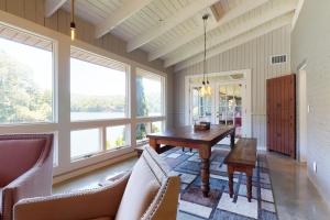 Ruang duduk di On The Lake - Main House