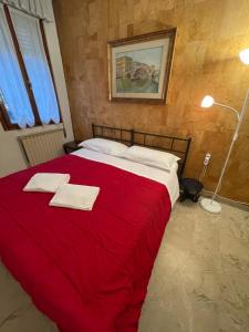 A bed or beds in a room at Royal Guest House Venice