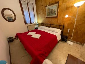 A bed or beds in a room at Royal Guest House Venice