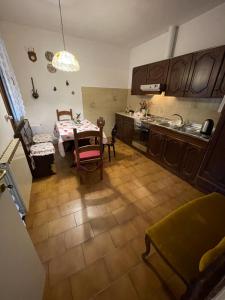 A kitchen or kitchenette at Royal Guest House Venice