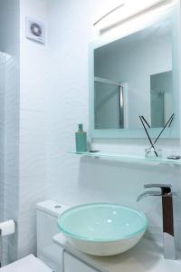 uma casa de banho com um lavatório e um espelho em Apartamento completo a 5 minutos estación tren. em Córdoba