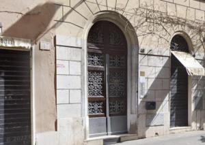 ein Gebäude mit einer großen Holztür in der Unterkunft Bianca - Frezza Little Suite at Piazza di Spagna in Rom