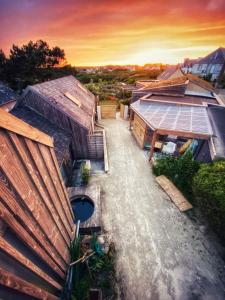 - une vue aérienne sur une maison dotée d'un toit solaire dans l'établissement Coquet Nid douillet ...Slow Life, à Plogoff
