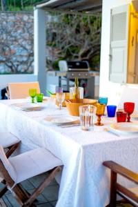 une table avec un chiffon de table blanc dans l'établissement Calm & Joy - Poseidonia, à Posidhonía