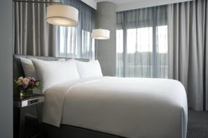 Postel nebo postele na pokoji v ubytování Archer Hotel Seattle/Redmond