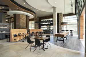 un restaurante con mesas y sillas en un edificio en Archer Hotel Seattle/Redmond en Redmond