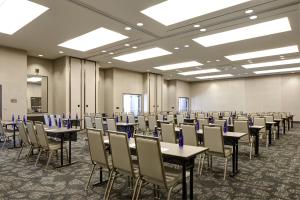 uma sala de conferências com mesas e cadeiras em Archer Hotel Boston/Burlington em Burlington