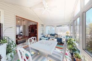 Una sala de estar con una mesa y sillas blancas. en Bethany Bay - 37278 Fox Dr, en Ocean View
