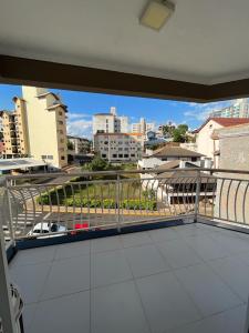 a balcony with a view of a city at Apartamento na Avenida próximo das Termas in Piratuba