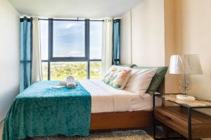 Letto o letti in una camera di Mactan Newtown - New Modern Condo with Ocean View