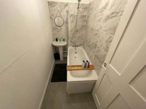 a bathroom with a sink and a tub and a toilet at Beautiful 2 Bedroom On Tower Bridge in London