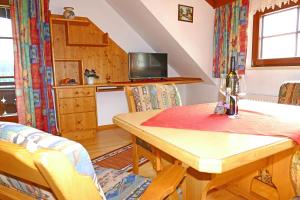 a kitchen and dining room with a table and chairs at Hiaslahof in Mariapfarr