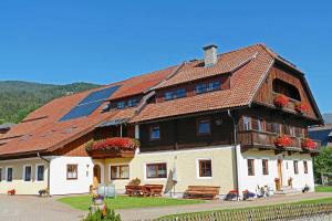a large house with solar panels on the roof at Hiaslahof in Mariapfarr