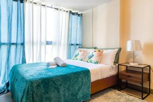 Letto o letti in una camera di Mactan Newtown - New Modern Condo with Ocean View