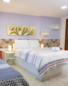 sypialnia z 2 łóżkami i obrazem na ścianie w obiekcie Pousada Estrela da Manhã w mieście São Pedro da Serra