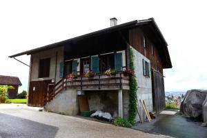 a house with a balcony with flowers on it at Hof Oberprehl in Murten