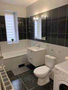 Kúpeľňa v ubytovaní APARTAMENT GERSONA + 6 fotografií